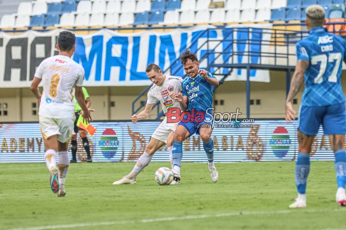 Maciej Gajos (kiri) sedang berebut bola dengan Rezaldi Hehanussa (kanan)  dalam laga pekan ke-28 Liga 1 2023 antara Persija Jakarta versus Persib Bandung di Stadion Si Jalak Harupat, Bandung, Jawa Barat, Sabtu (9/3/2024) siang.