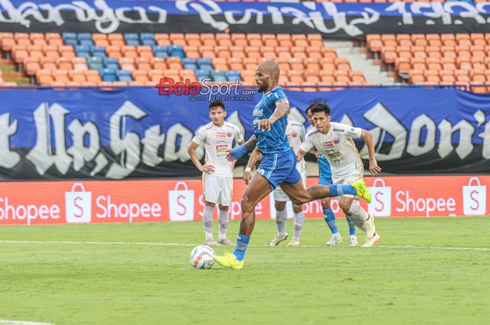 David Da Silva sedang menendang penalti dalam laga pekan ke-28 Liga 1 2023 antara Persija Jakarta versus Persib Bandung di Stadion Si Jalak Harupat, Bandung, Jawa Barat, Sabtu (9/3/2024) siang.