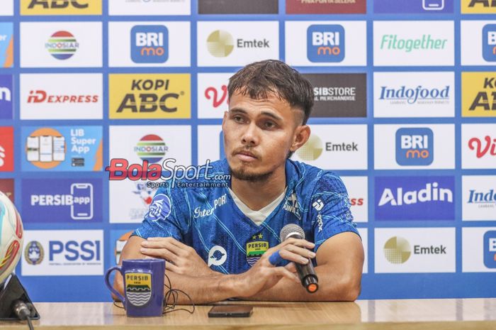 Bek sayap kiri Persib Bandung, Rezaldi Hehanussa, sedang memberikan keterangan kepada awak media di Stadion Si Jalak Harupat, Bandung, Jawa Barat, Sabtu (9/3/2024) siang.