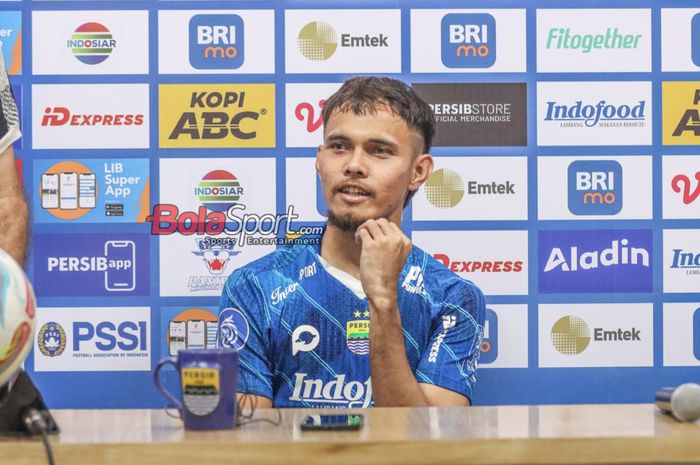 Bek sayap kiri Persib Bandung, Rezaldi Hehanussa, sedang memberikan keterangan kepada awak media di Stadion Si Jalak Harupat, Bandung, Jawa Barat, Sabtu (9/3/2024) siang.