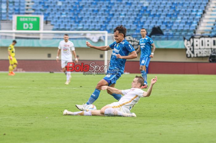 Maciej Gajos (kanan) sedang menekel bola yang dikuasai Rezaldi Hehanussa (kiri) dalam laga pekan ke-28 Liga 1 2023 antara Persija Jakarta versus Persib Bandung di Stadion Si Jalak Harupat, Bandung, Jawa Barat, Sabtu (9/3/2024) siang.
