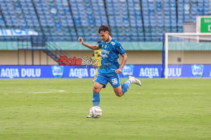 Bek sayap kiri Persib Bandung, Rezaldi Hehanussa, sedang akan menendang bola saat bertanding di Stadion Si Jalak Harupat, Bandung, Jawa Barat, Sabtu (9/3/2024) siang.