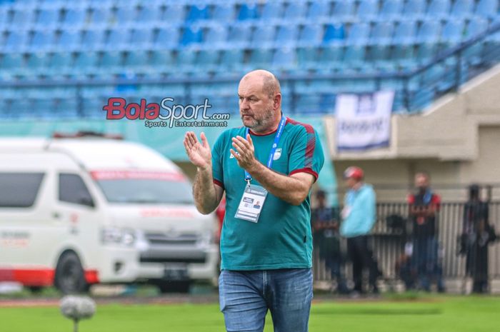 Pelatih Persib Bandung, Bojan Hodak, sedang memantau para pemainnya bertanding di Stadion Si Jalak Harupat, Bandung, Jawa Barat, Sabtu (9/3/2024) siang.