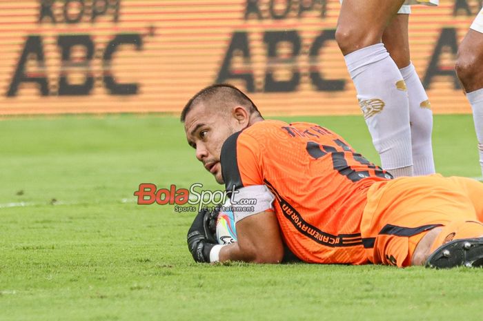 Kiper Persija Jakarta, Andritany Ardhiyasa, sedang menangkap bola saat bertanding di Stadion Si Jalak Harupat, Bandung, Jawa Barat, Sabtu (9/3/2024) siang.