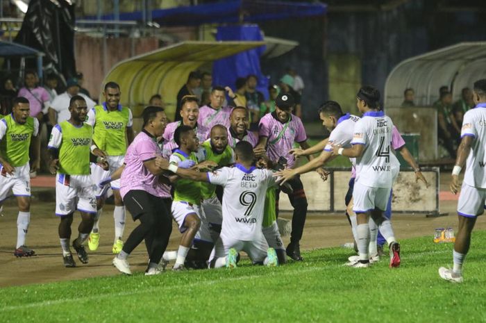 Selebrasi skuad PSBS Biak pada laga leg kedua final Liga 2 2023-2024 kontra Semen Padang FC di Stadion H. Agus Salim, Padang, Sabtu (9/3/2024).