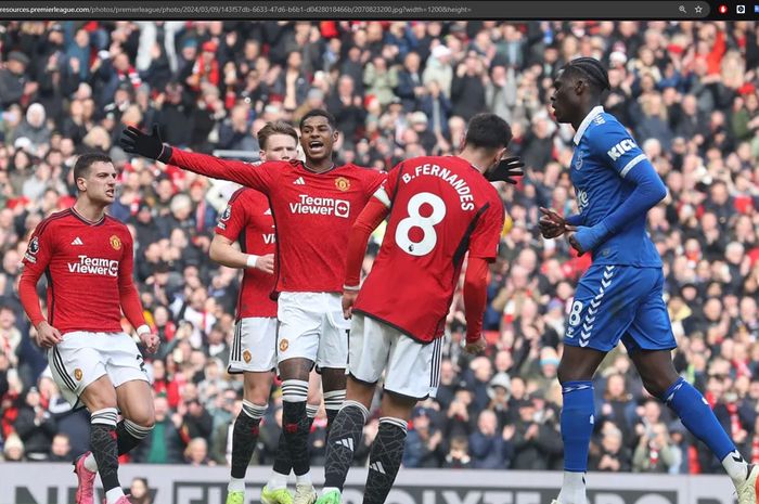 Marcus Rashford merayakan gol untuk Manchester United ke gawang Everton pada matchweek 28 Liga Inggris 2023-2024 di Stadion Old Trafford, Sabtu (9/3/2024).