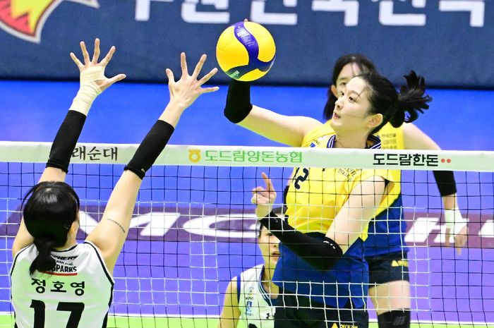 Middle blocker Suwon Hyundai E&amp;C Hillstate, Lee Da-hyeon dan middle blocker Daejeon JungKwanJang Red Sparks, Jung Ho-young saling berhadapan pada lanjutan Liga Voli Korea, Sabtu 2 Maret 2024