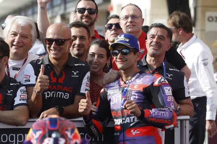 Pembalap Pramac Racing, Jorge Martin, berpose bersama tim pada seri MotoGP Qatar 2024. Tampak dalam foto, kepala tim Paolo Campinoti (berdiri paling kiri) bergabung dalam perayaan.