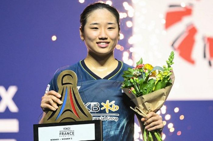 Pebulu tangkis tunggal putri Korea Selatan, An Se-young, berpose setelah memenangi gelar French Open 2024 di Adidas Arena, Paris, Prancis, Minggu (10/3/2024).