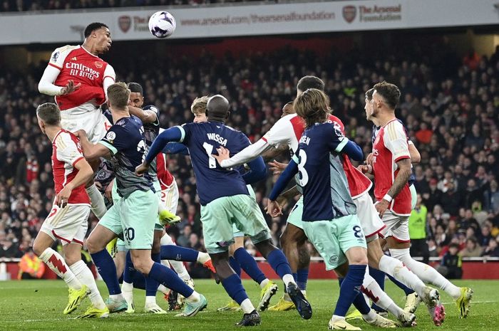 Aksi bek tengah Arsenal, Gabriel Magalhaes, pada laga pekan ke-28 Liga Inggris melawan Brentford di Stadion Emirates, Sabtu (9/3/2024).