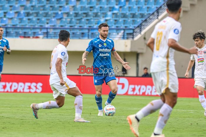 Pemain Persib Bandung, Marc Klok, sedang menguasai bola saat bertanding di Stadion Si Jalak Harupat, Bandung, Jawa Barat, Sabtu (9/3/2024) siang.