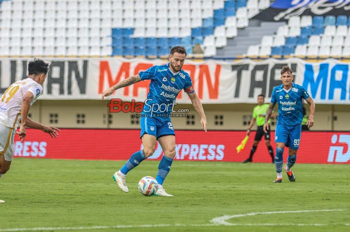 Pemain Persib Bandung, Marc Klok, sedang menguasai bola saat bertanding di Stadion Si Jalak Harupat, Bandung, Jawa Barat, Sabtu (9/3/2024) siang.