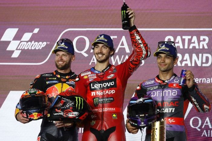 Dari kiri ke kanan, Brad Binder (Red Bull KTM), Francesco Bagnaia (Ducati), Jorge Martin (Pramac) di podium MotoGP Qatar 2024 di Sirkuit Lusail, Minggu (10/3/2024).