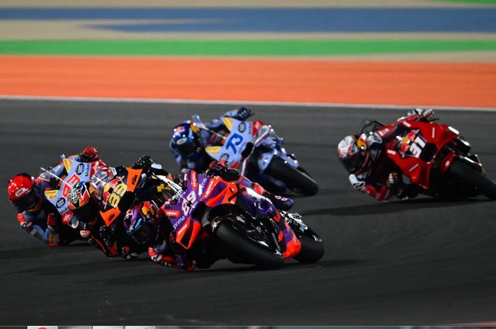 Jorge Martin (Prima Pramac) diintai Marc Marquez (Gresini Ducati) di sepertiga akhir balapan MotoGP Qatar 2024 di Sirkuit Lusail, Qatar, Senin (11/3/2024) dini hari WIB.