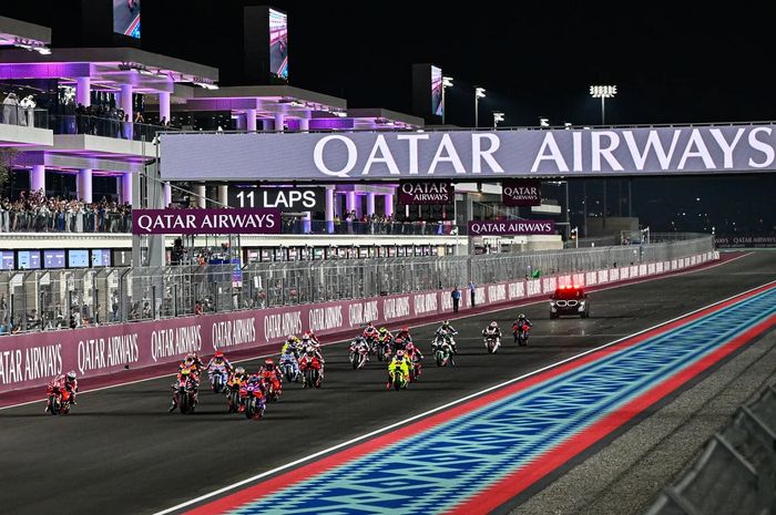 Pemandangan start dari sprint MotoGP Qatar yang dihelat di Sirkuit Lusail, Doha, Qatar, 9 Maret 2024.