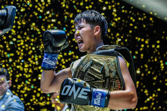 Juara kelas atom kickboxing ONE Championship, Phetjeeja. 