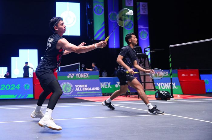 Pasangan ganda putra Indonesia, Fajar Alfian/Muhammad Rian Ardianto, pada latihan perdana menjelang All England Open 2024 di Utilita Arena, Birmingham, Inggris, Senin (11/3/2024).