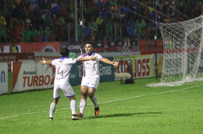 Striker PSBS Biak, Alexsandro Ferreira, pada laga final leg II Liga 2 2023/2024 kontra Semen Padang di Stadion H. Agus Salim, Padang, Sabtu (9/3/2024).