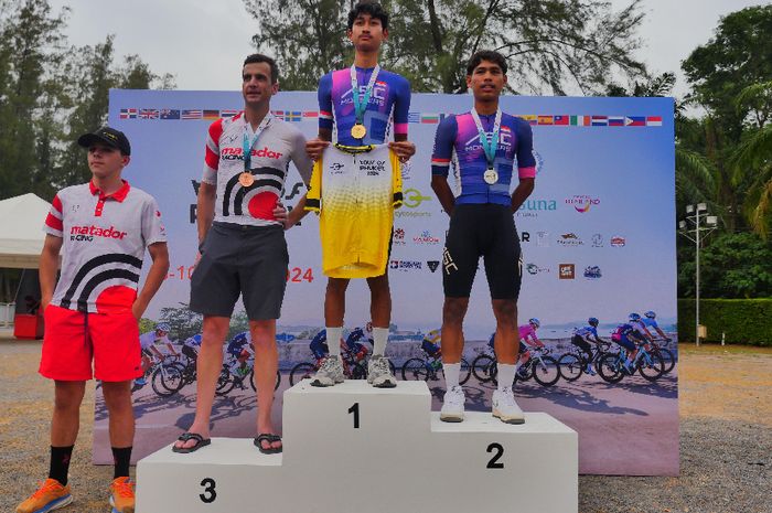 Atlet klub sepeda ASC Monsters saat berada di podium.