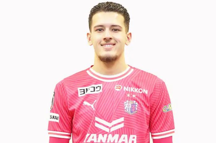 Pemain timnas Indonesia, Justin Hubner resmi berseragam Cerezo Osaka.