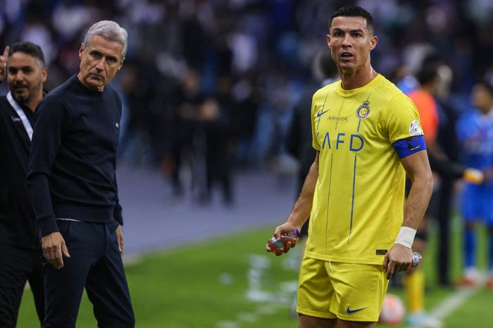 Cristiano Ronaldo (kanan) bersama pelatih Al Nassr, Luis Castro. Ronaldo terancam gagal selamatkan Castro dari ancaman pemecatan usai tersingkir di Liga Champions Asia.