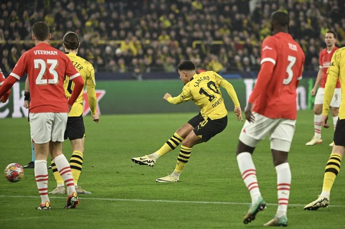 Jadon Sancho (10) melepaskan tembakan yang berbuah gol dalam laga Borussia Dortmund vs PSV Eindhoven pada babak 16 besar Liga Champions di Signal Iduna Park (13/3/2024).