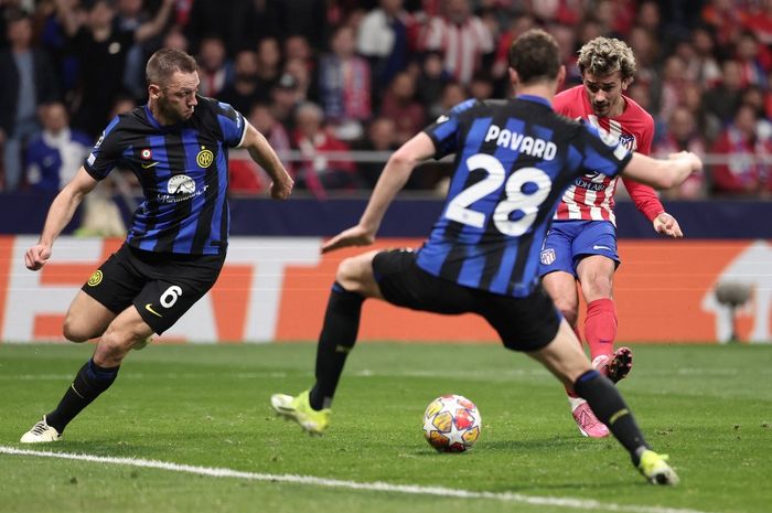 Aksi Antoine Griezmann dalam laga Atletico Madrid vs Inter Milan pada leg kedua babak 16 besar Liga Champions 2023-2024, Kamis (14/3/2024).