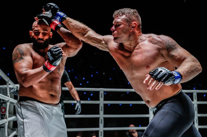 Anatoly Malykhin (kanan) saat menghadapi Arjan Bhullar di ONE Friday Fights 22 pada 23 Juni 2023.