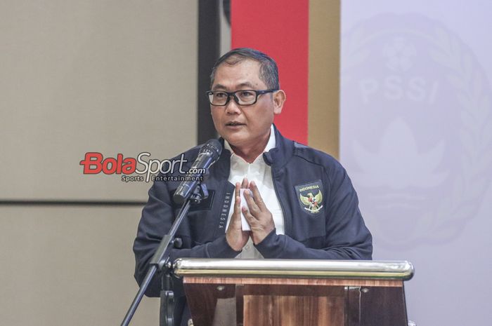 Anggota Komite Ekskutif (Exco) PSSI, Sumardji, sedang memberikan keterangan kepada awak media di Menara Danareksa, Gambir, Jakarta Pusat, Kamis (14/3/2024) siang.