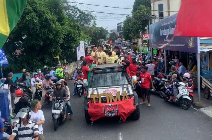 Kirab perayaan skuad Malut United yang sukses promosi ke Liga 1 musim depan digelar di Ternate, Maluku Utara, Kamis (14/3/2024).