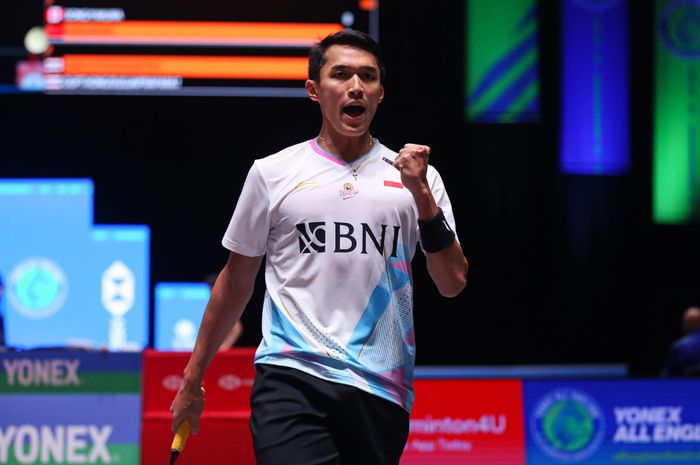 Pebulu tangkis tunggal putra Indonesia, Jonatan Christie, bereaksi setelah mencetak poin pada babak pertama All England Open 2024 di Utilita Arena, Birmingham, Inggris, Rabu (13/3/2024).