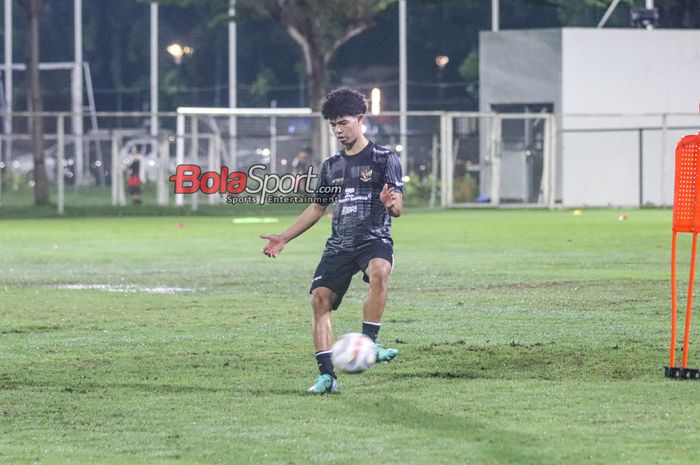 Pemain keturunan timnas U-20 Indonesia, Dillan Yabran Rinaldi, sedang menguasai bola saat berlatih di Lapangan B, Senayan, Jakarta, Jumat (15/3/2024) malam.