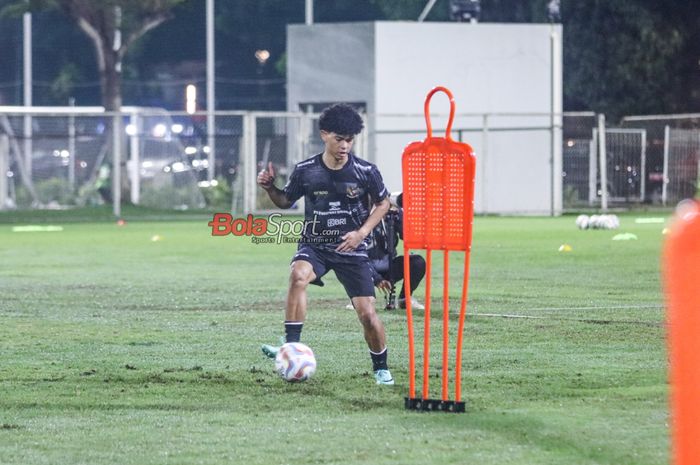 Pemain keturunan timnas U-20 Indonesia, Dilan Yabran Renaldi, sedang menguasai bola saat berlatih di Lapangan B, Senayan, Jakarta, Jumat (15/3/2024) malam.