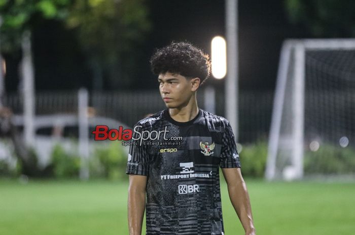 Pemain keturunan timnas U-20 Indonesia, Dillan Yabran Rinaldi, sedang berlatih di Lapangan B, Senayan, Jakarta, Jumat (15/3/2024) malam.