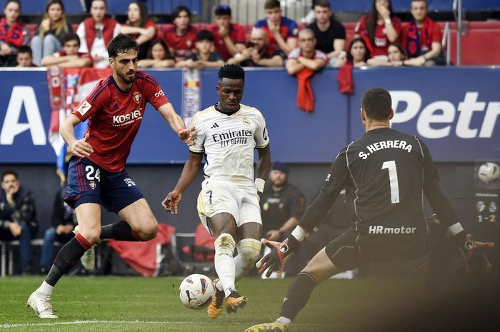 Vinicius Junior berhasil mencetak brace dan mengantarkan Real Madrid meraih kemenangan atas Osasuna dalam drama enam gol di Liga Spanyol 2023-2024.