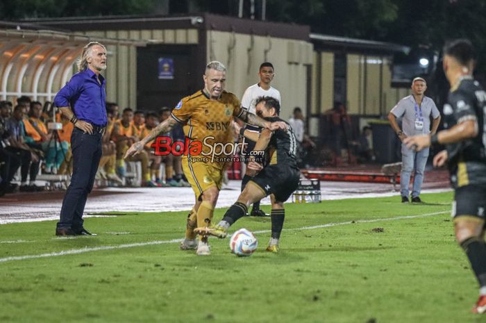 Radja Nainggolan (kiri) sedang menguasai bola dalam laga pekan ke-29 Liga 1 2023 antara Bhayangkara FC versus Dewa United FC di Stadion PTIK, Blok M, Jakarta, Sabtu (16/3/2024) malam.