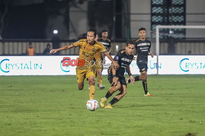 Egy Maulana Vikri (kanan) sedang berebut bola dengan Wahyu Subo Seto (kiri) dalam laga pekan ke-29 Liga 1 2023 antara Bhayangkara FC versus Dewa United FC di Stadion PTIK, Blok M, Jakarta, Sabtu (16/3/2024) malam.