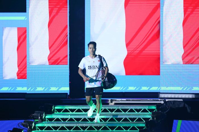 Tunggal putra Indonesia, Anthony Sinisuka Ginting, berjalan memasuki arena jelang penampilannya pada semifinal All England Open 2024 di Birmingham, Inggris, 16 Maret 2024.