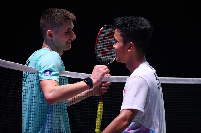 Tunggal putra Indonesia, Anthony Sinisuka Ginting (kanan), bersalaman dengan Christo Popov dari Prancis setelah pertandingan mereka pada semifinal All England Open 2024 di Birmingham, Inggris, 16 Maret 2024.