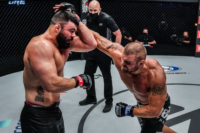 Juara 3 divisi ONE Championship, Anatoly Malykhin (kanan), mengaku dirinya lebih cepat dan cerdas dibandingkan mantan juara kelas berat UFC, Francis Ngannou. 