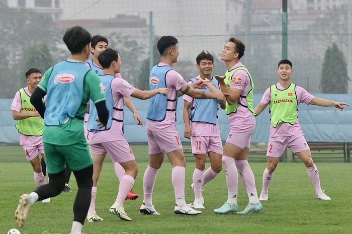 Bek Timnas Vietnam, Bui Hoang Viet Anh (kedua dari kanan), kembali berlatih setelah mendapatkan 24 jahitan di bibirnya.