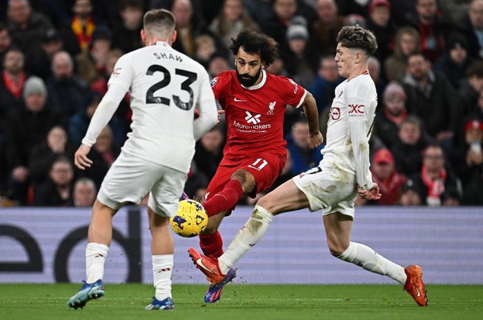 Aksi Mohamed Salah saat menerobos adangan lawan dalam duel Man United vs Liverpool di Anfield (17/12/2023). Salah siap tempur menghadapi mangsa favoritnya ini pada perempat final Piala FA (17/3/2024).