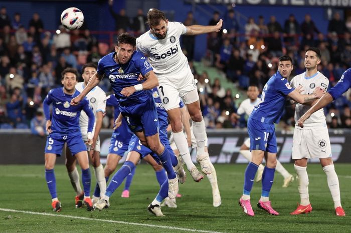 Aksi striker Girona, Cristhian Stuani, pada laga pekan ke-29 Liga Spanyol melawan Getafe di Stadion Coliseum, Sabtu (16/3/2024).