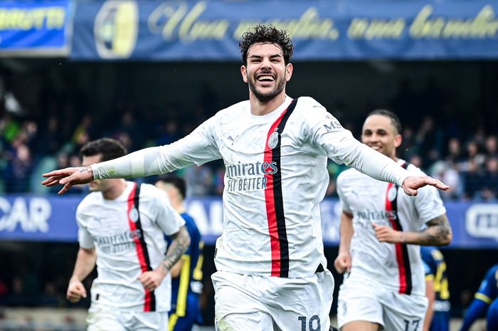 Theo Hernandez merayakan golnya untuk AC Milan ke gawang Hellas Verona pada duel Liga Italia di Marcantonio Bentegodi (17/3/2024).