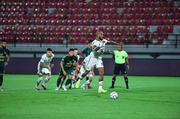 David da Silva sedang melakukan eksekusi penalti saat melawan Persikabo 1973, Jumat (15/3/2024).