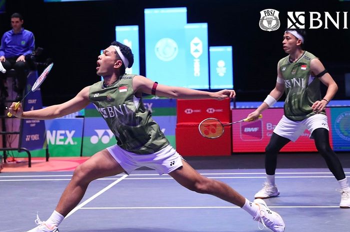 Aksi ganda putra Indonesia, Fajar Alfian/Muhammad Rian Ardianto, saat tampil pada final All England Open 2024 di Utilita Arena, Birmingham, Inggris, 17 Maret 2024.