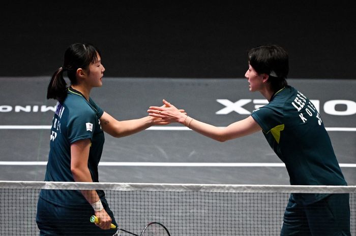 Ganda putri Korea Selatan, Baek Ha Na/Lee So Hee, melakukan selebrasi setelah memenangkan satu poin saat tampil pada final All England Open 2024 di Utilita Arena di Birmingham, Inggris, 17 Maret 2024.