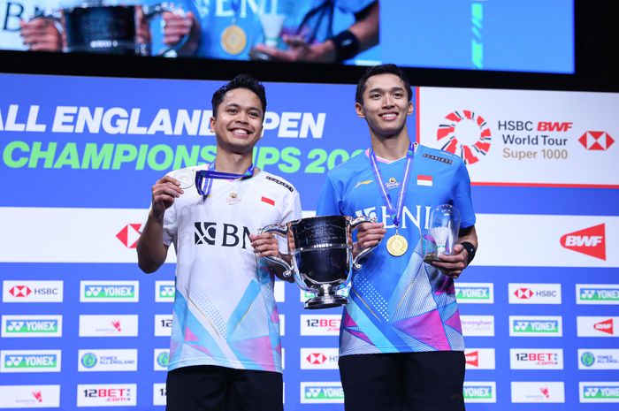 Anthony Sinisuka Ginting dan Jonatan Christie berpose bersama di podium setelah final senegara pada tunggal putra All England Open 2024 di Birmingham, Inggris, 17 Maret 2024. 