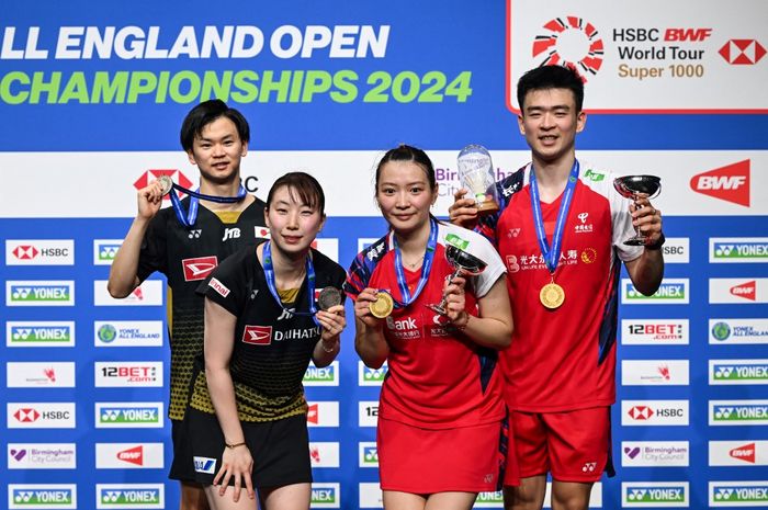 (Ki-Ka) Pasangan runner-up Yuta Watanabe dan Arisa Higashino dari Jepang serta pasangan juara Huang Ya Qiong dan Zheng Si Wei dari China di atas podium setelah final ganda campuran All England Open 2024 di Utilita Arena di Birmingham, Inggris, pada 17 Maret 2024.