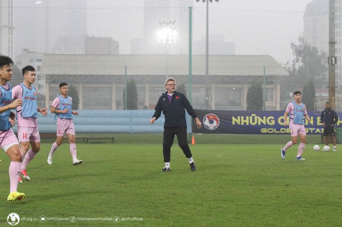 Philippe Troussier memimpin langsung latihan timnas Vietnam jelang lawan timnas Indonesia di Kualifikasi Piala Dunia 2026 Zona Asia.